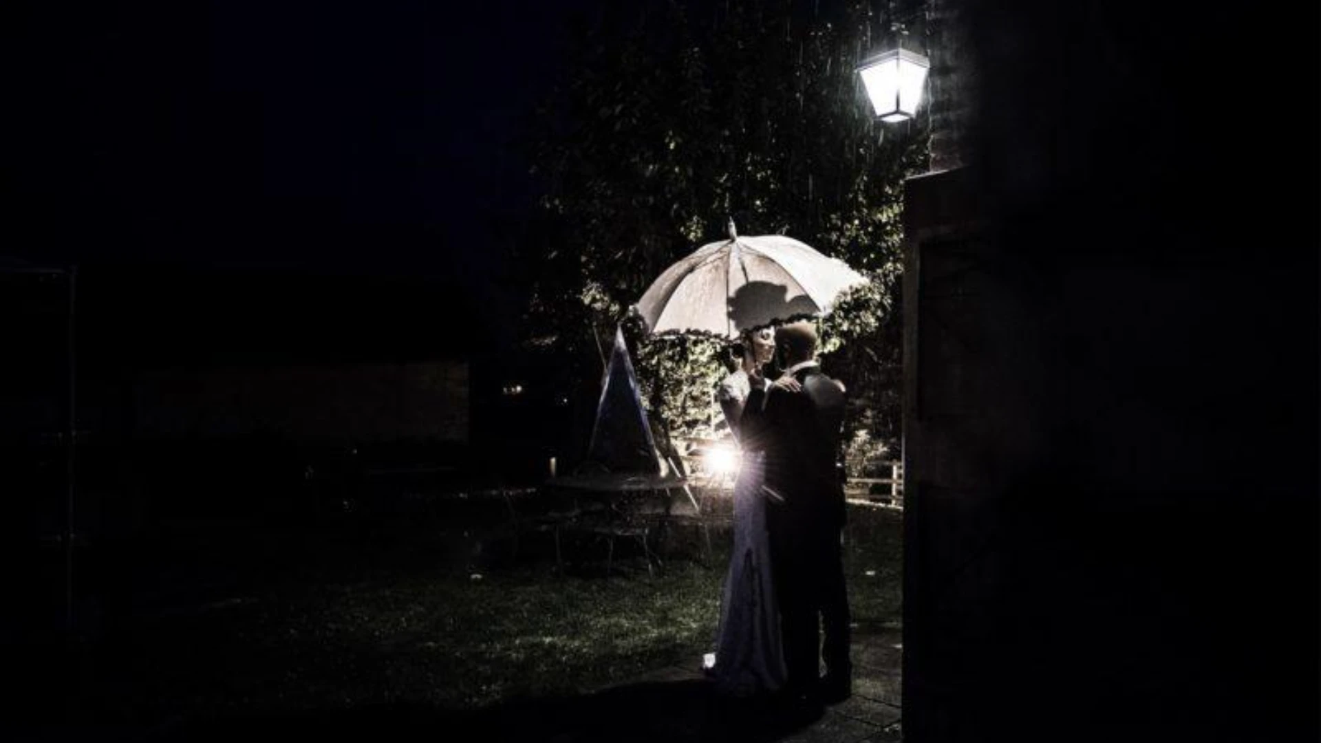 La Magia della Pioggia nel Giorno del Tuo Matrimonio: Opportunità e Meraviglie