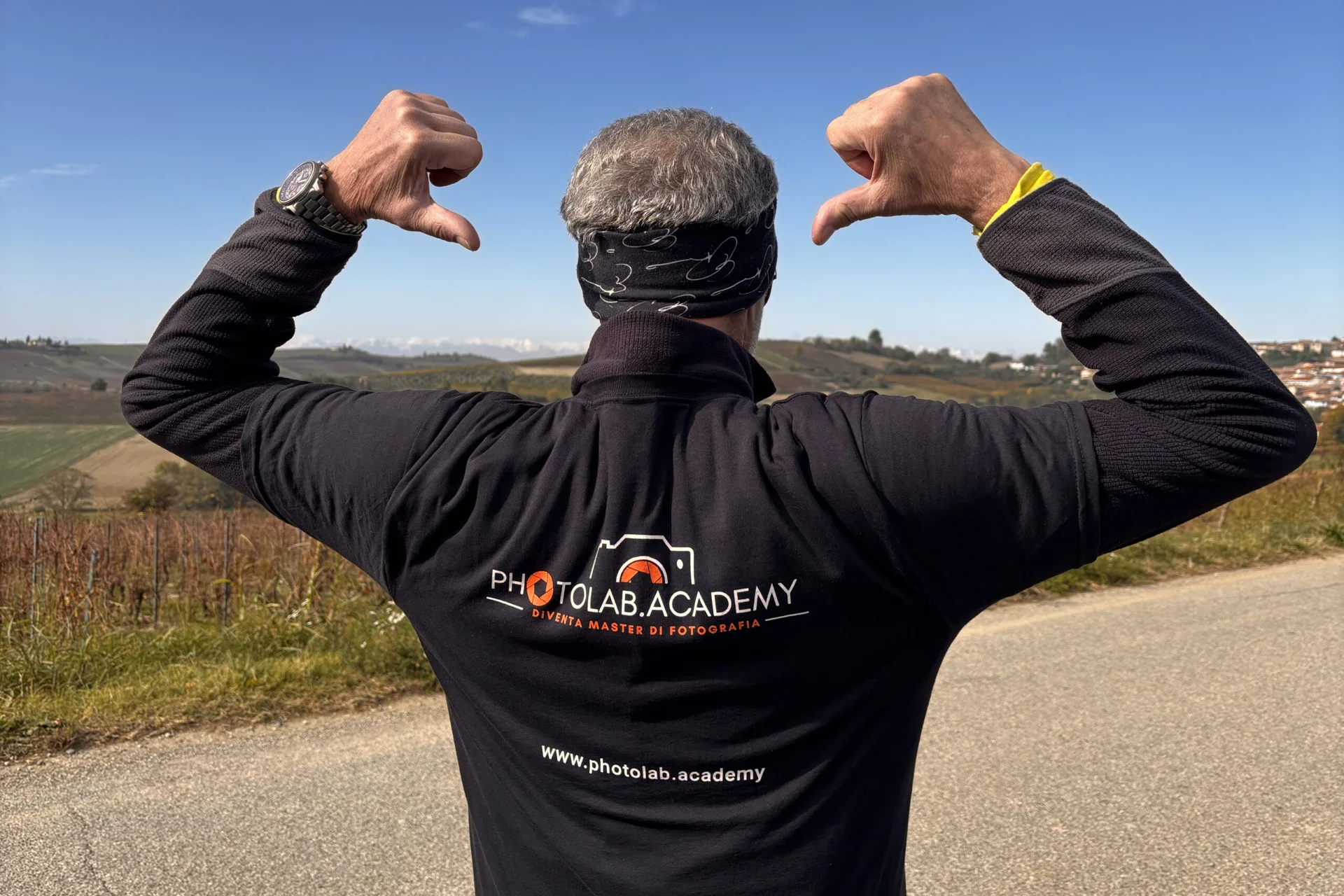 Elisabetta Rosso insegna fotografia base durante un corso Photolab Academy