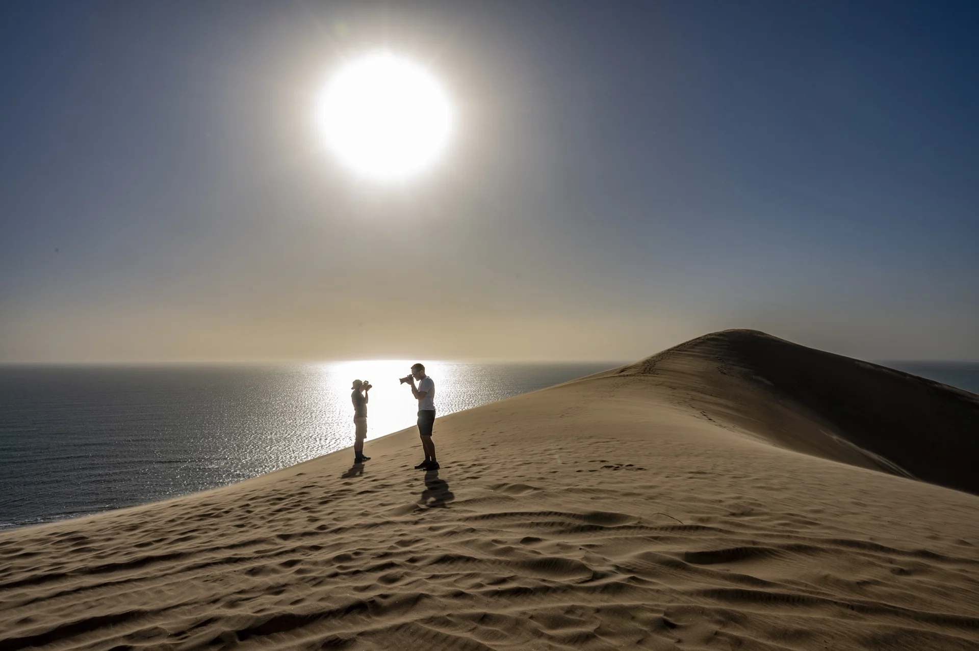 Fotografi sulle dune al tramonto, backstage viaggio Namibia