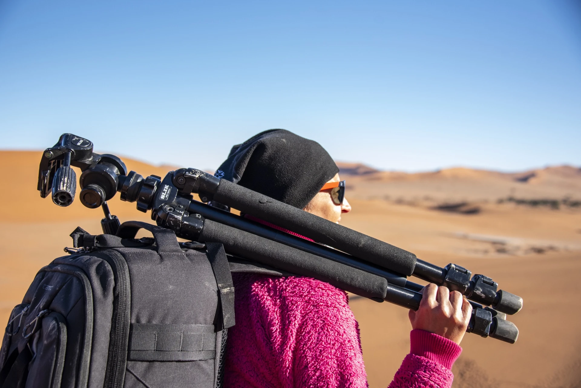 Elisabetta Rosso con cavalletto fotografico durante viaggio in Namibia — Photolab Academy